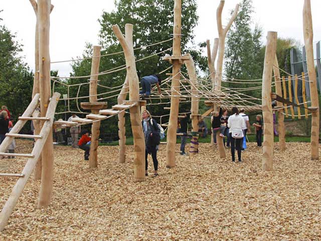 Aire de jeux en copeaux de bois